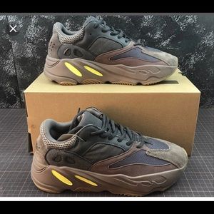 Yeezy 700 mauve size 10 and 10.5 deadstock!!